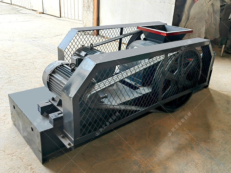 2PG400*250小型對輥破碎機發(fā)貨現(xiàn)場_發(fā)往浙江_破碎礦石