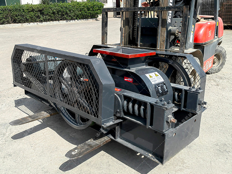 2PG400*250小型對輥破碎機發(fā)貨現(xiàn)場_發(fā)往浙江_破碎礦石