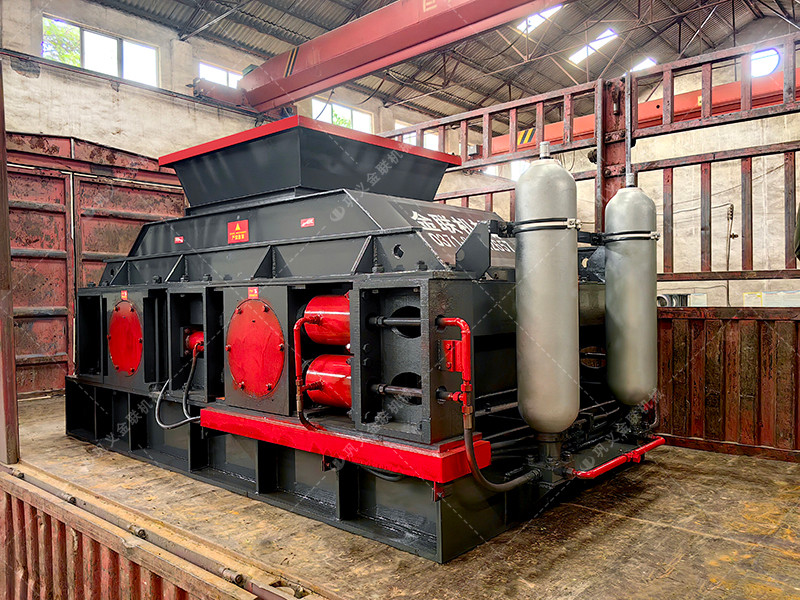 大型半自動(dòng)液壓對輥制砂機(jī)發(fā)往四川