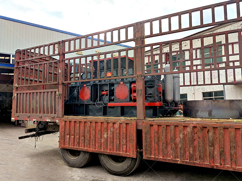 大型半自動(dòng)液壓對輥制砂機(jī)發(fā)往四川