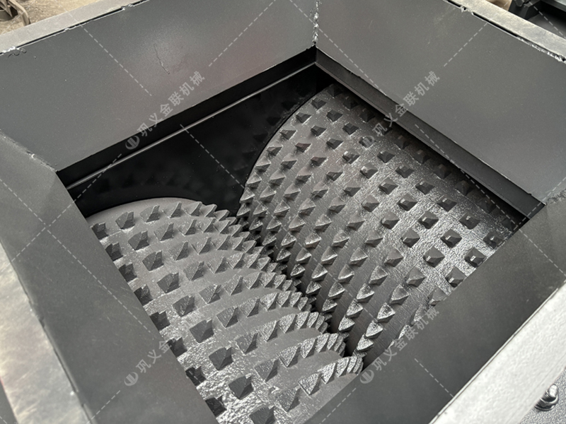 大塊煤矸石直接喂料會(huì)損壞設(shè)備？狼牙齒輥為何敢承諾'來(lái)者不拒'？